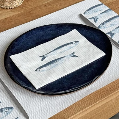 A modern 40×24 cm-es Sardi Airwave szalvéta mediterrán hangulatot visz az asztalra