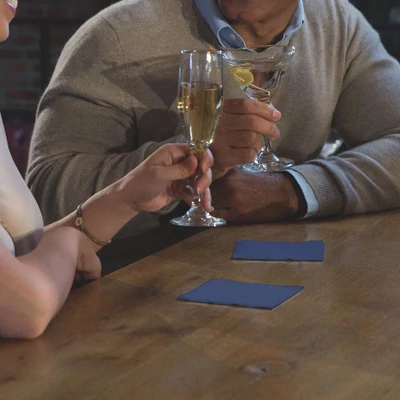 Stílus és elegancia minden italhoz – Tork sötétkék koktélszalvéta