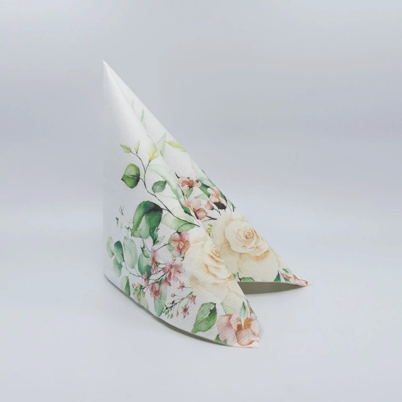 Akvarell rózsákkal és zöld levelekkel díszített Floral Moments textilhatású szalvéta.